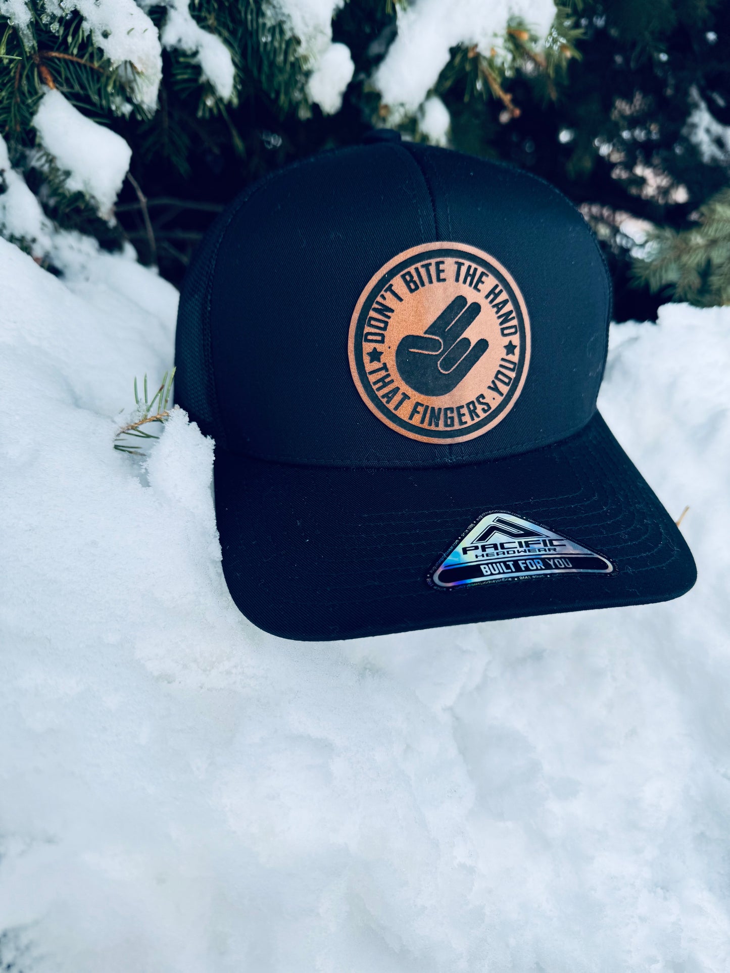 Don't bite the hand leatherette hat BLK